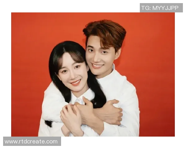 足球明星与女友甜蜜互动引发热议两人亲密瞬间曝光令人羡慕不已